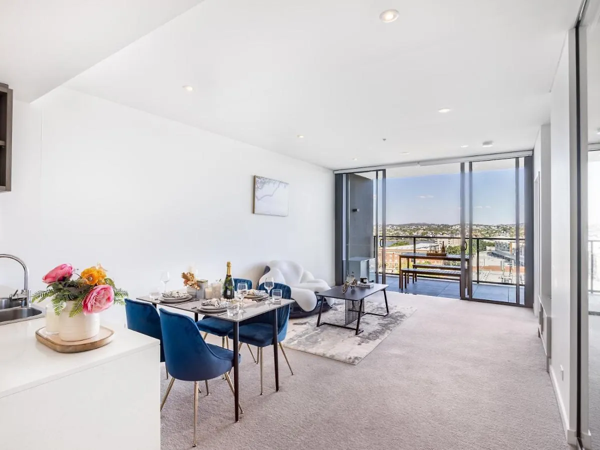 Amazing Cityview Glamourous 2Br Apt W Parkpool contacts